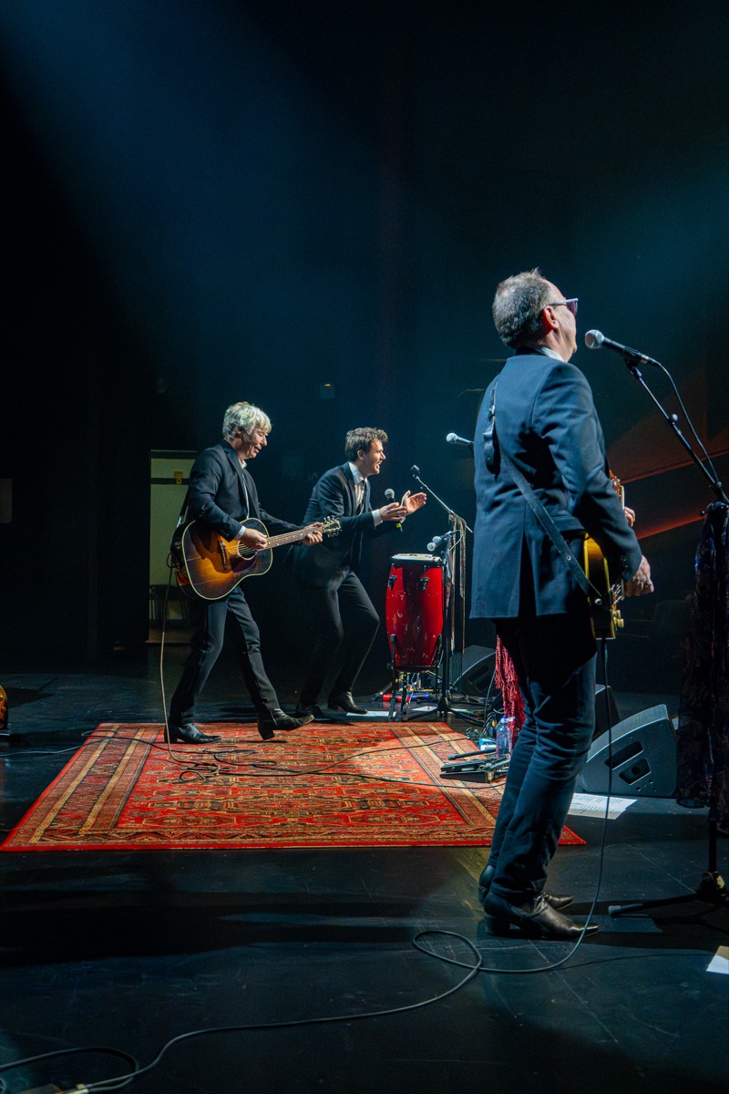 Det Betales playing tightly together on stage with guitars, bongo and live energy