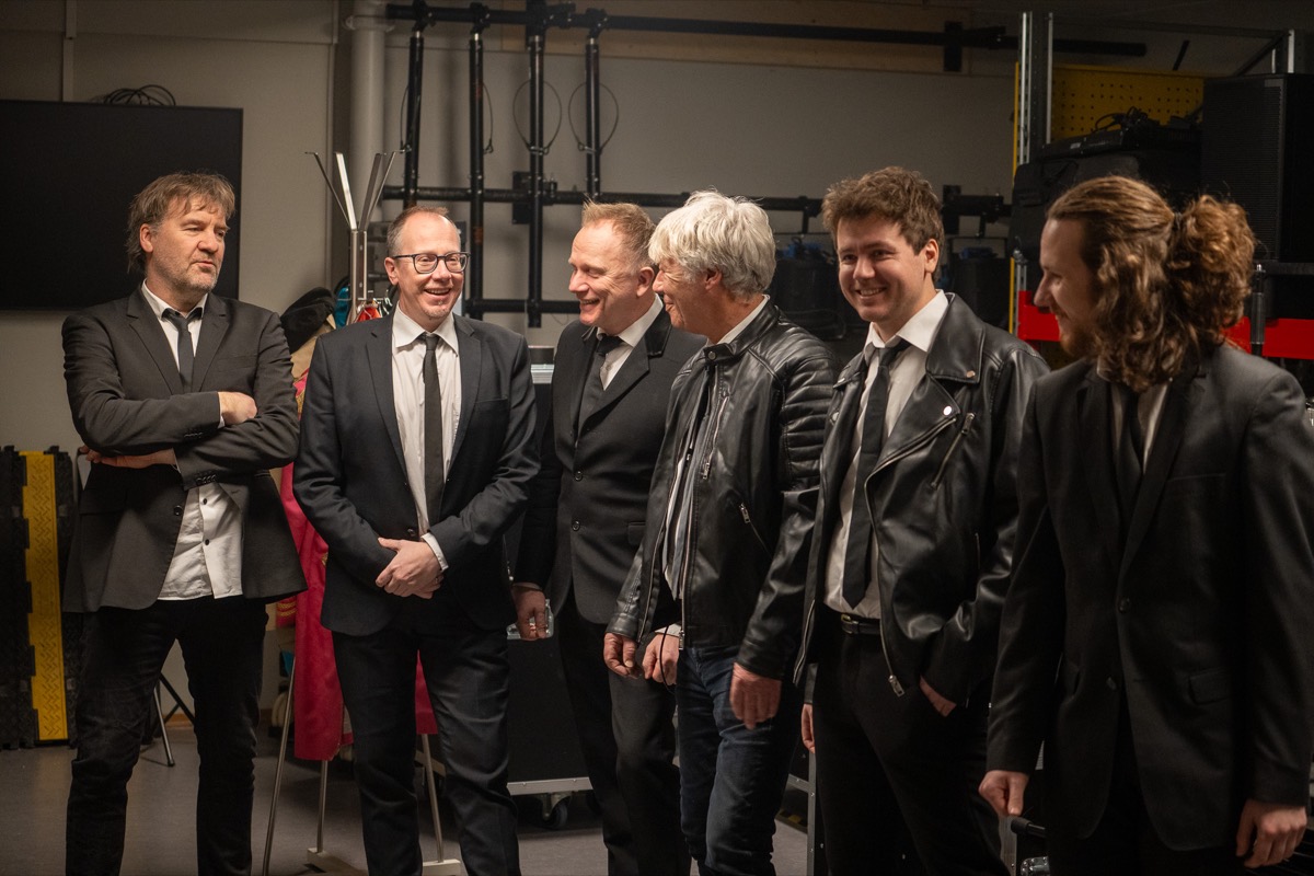 Det Betales together backstage before a concert