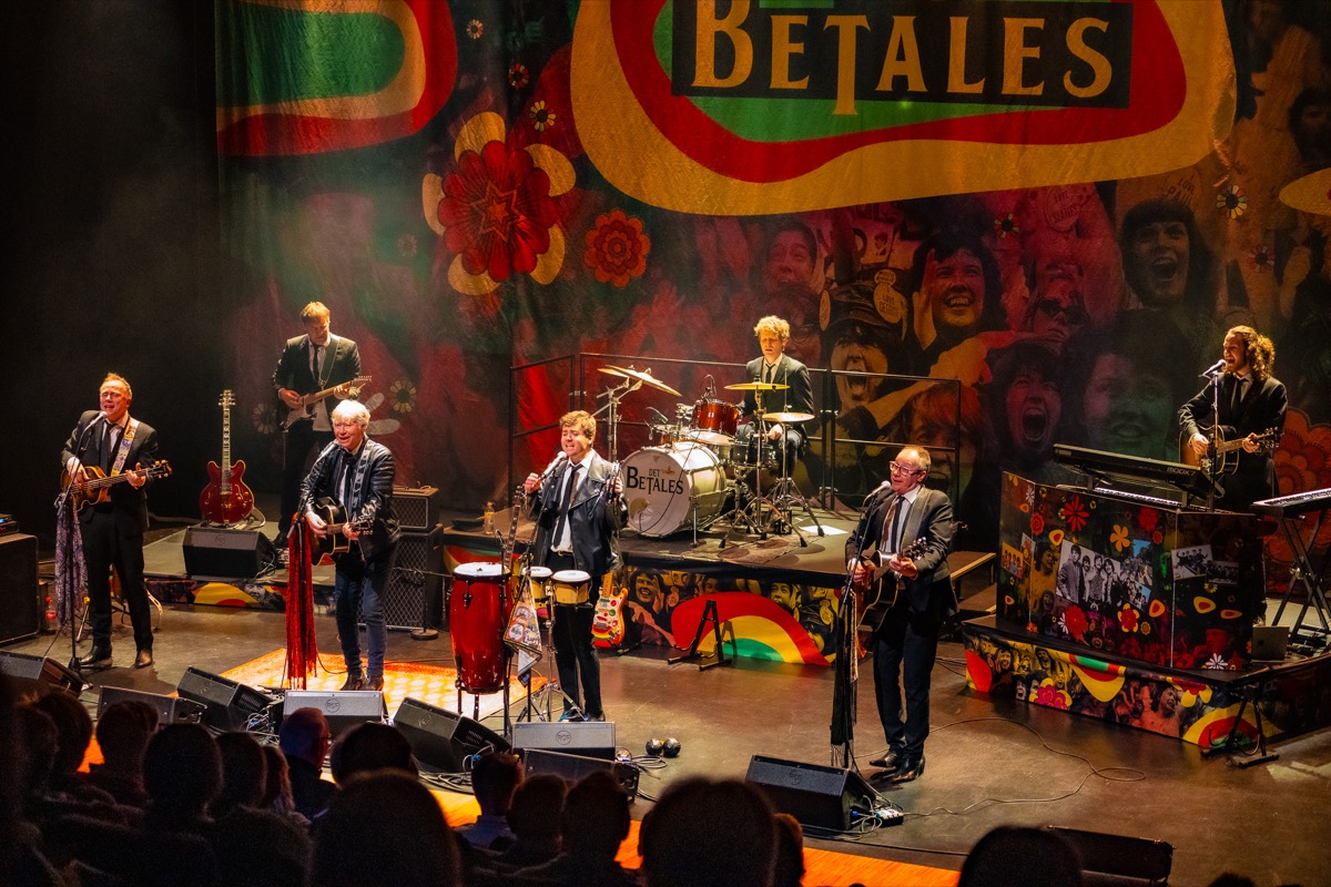 Det Betales samlet på scenen med gitarer, bongo, trommer og piano