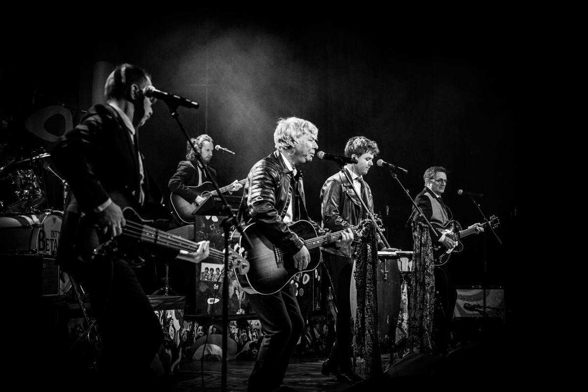 Det Betales live med rødt scenelys under Beatles-konsert